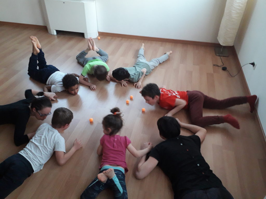 Yoga Educativo bimbi in palestra gioco crescita