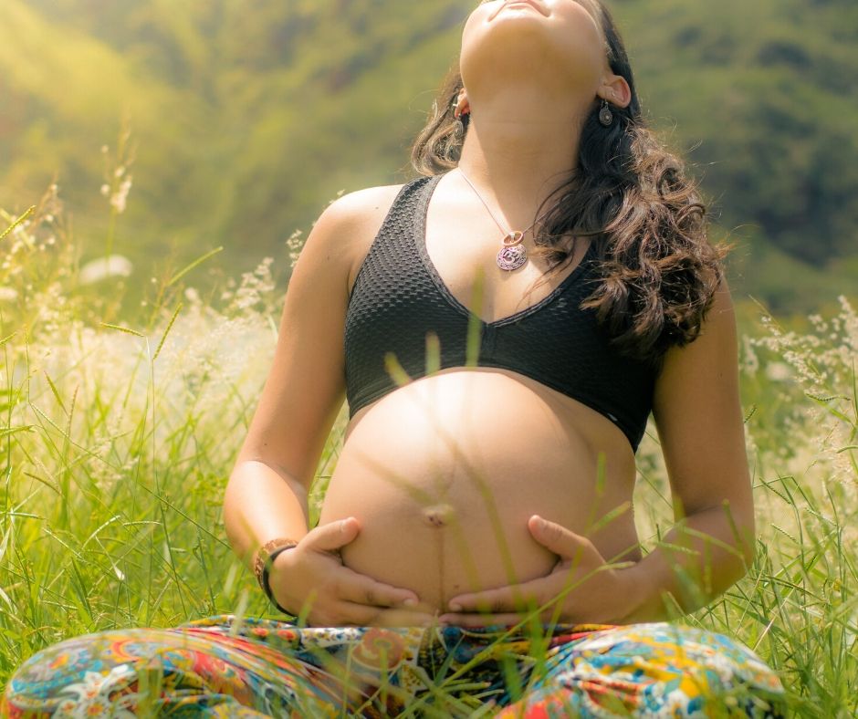 Gravidanza al sole su prato fiorito